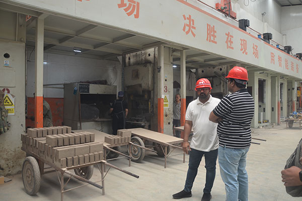 印度客戶對(duì)耐火磚產(chǎn)線進(jìn)行考察